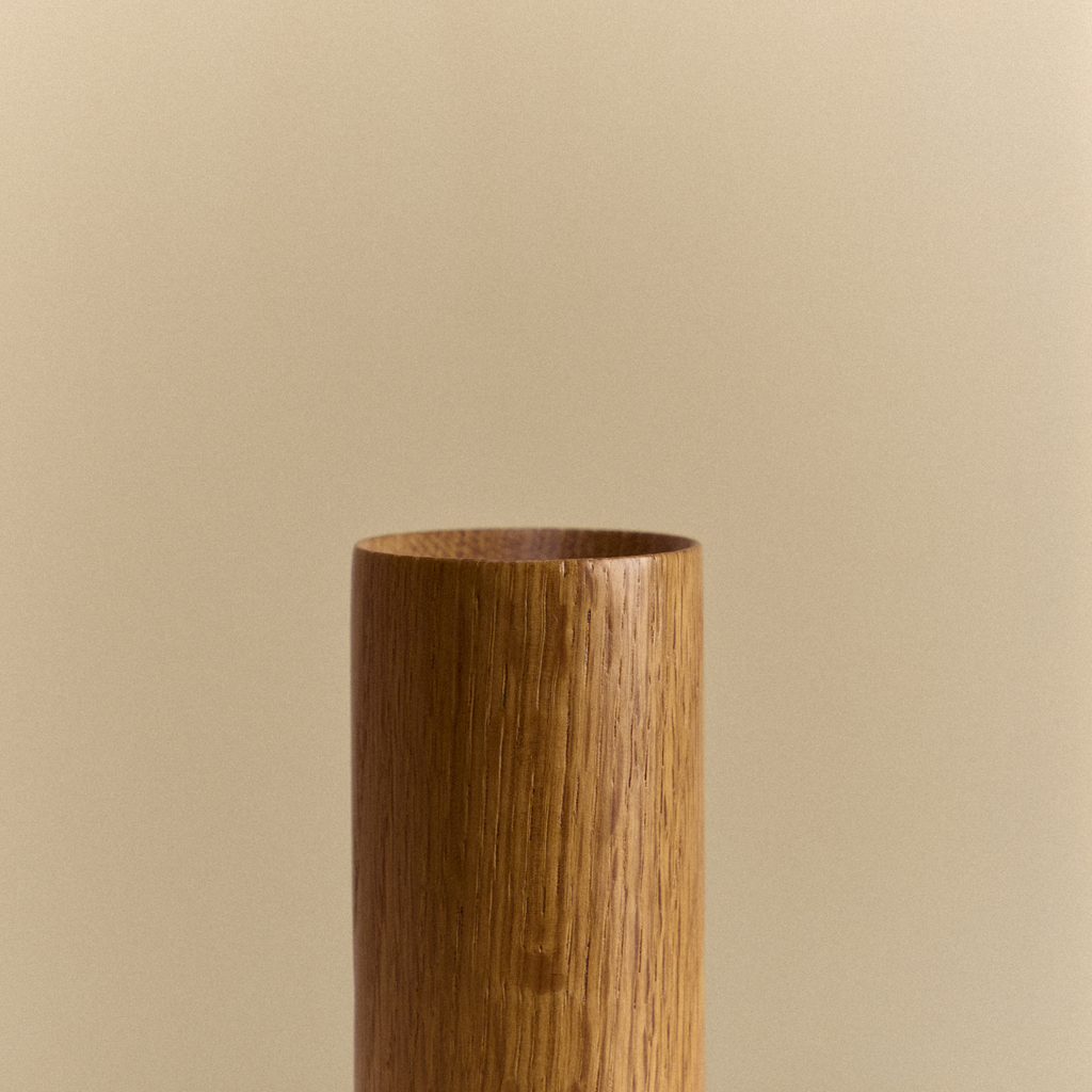 Knuckle Table Lamp in Oak + Enno