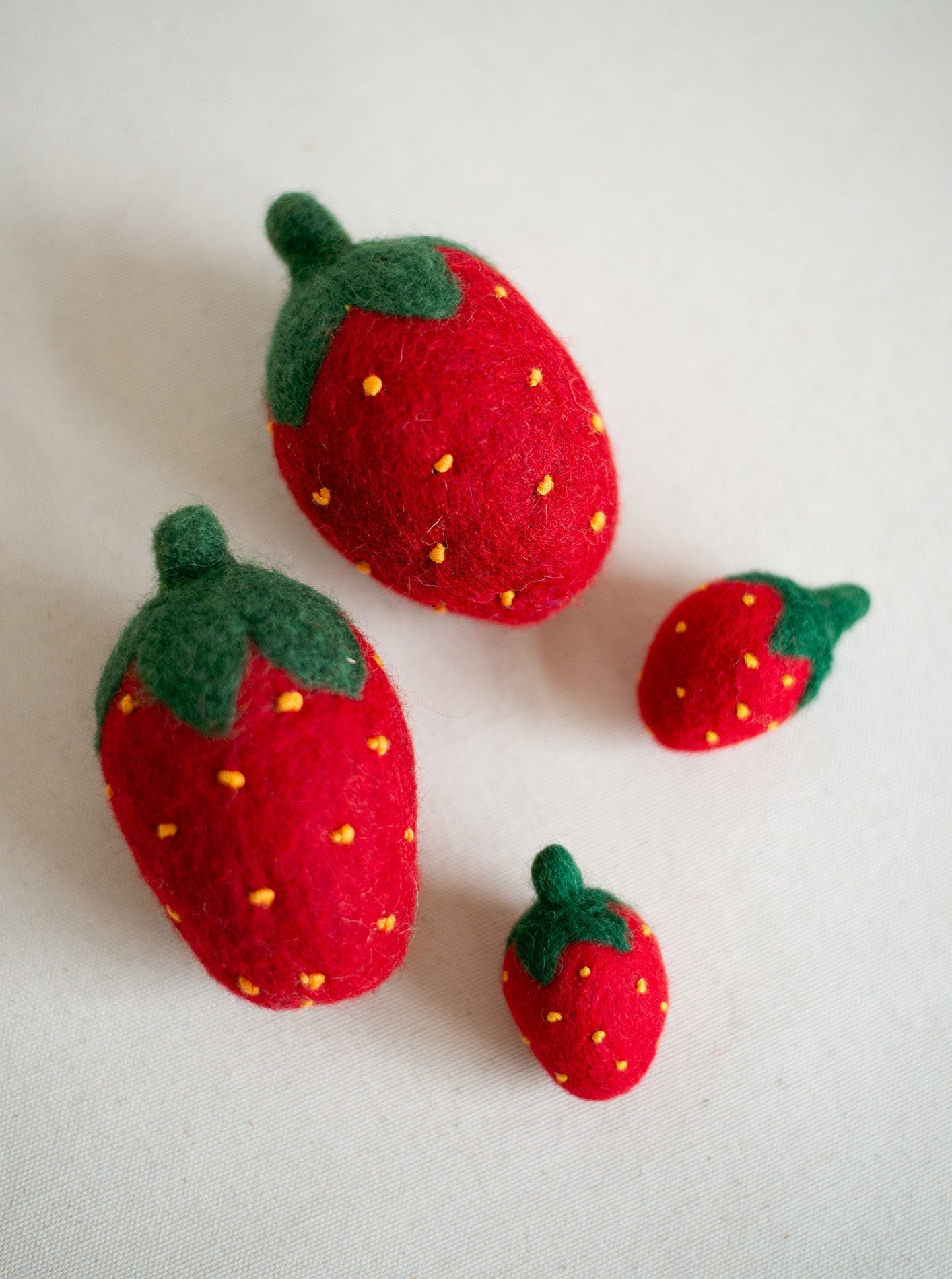 RED STRAWBERRY WOOL CAT TOY SET