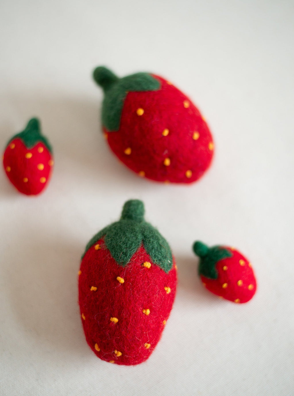 RED STRAWBERRY WOOL CAT TOY SET