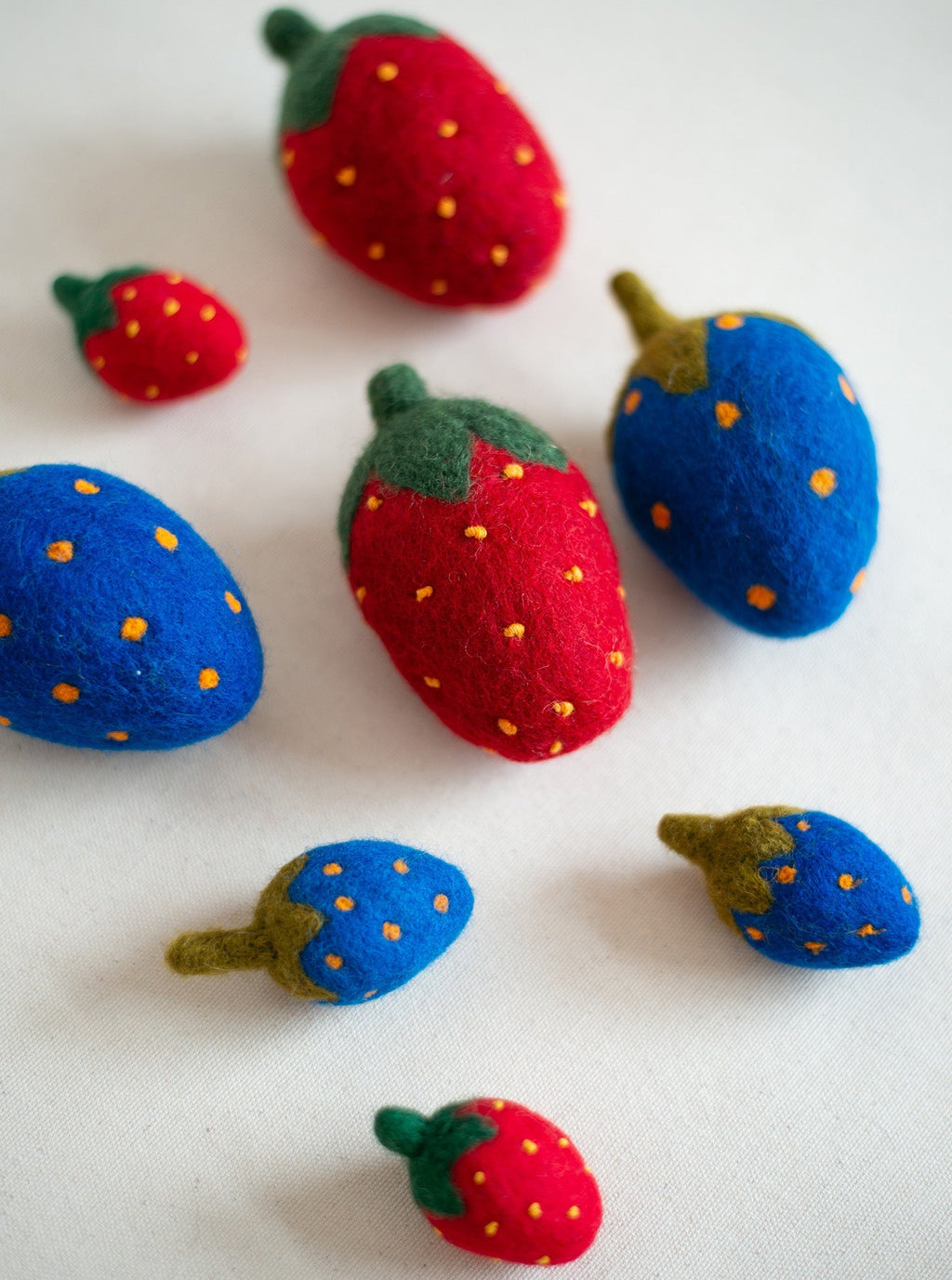 RED STRAWBERRY WOOL CAT TOY SET